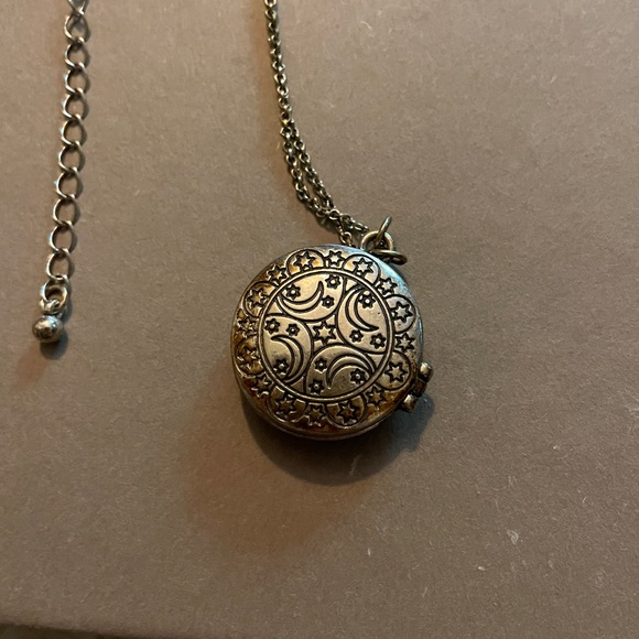 Vintage Women’s Silver Chain Sun/Moon Witchy Locker. 13 Inch Chain w/Extender. - Picture 3 of 4